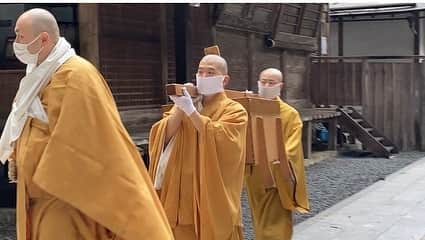 小谷あゆみのインスタグラム：「日本農業遺産の旅始まりました 聖地高野山を支える有田川上流域の持続的農林業務システム として農水省の日本農業遺産に認定されている 和歌山県の高野、清水、花園の地域。 3/4の講演に先駆けて現地をくまなくリサーチ取材中。 世界中の人々が集まる町まるごと巡礼の山、高野山。100以上あるお寺の建築資材として６種類の樹種を誇る森　#高野六木 お供えに欠かせない　#高野まき 明日は、棚田サミット開催地でもあるあらぎ島、 それからみなべ田辺の梅システムを訪ねます。」