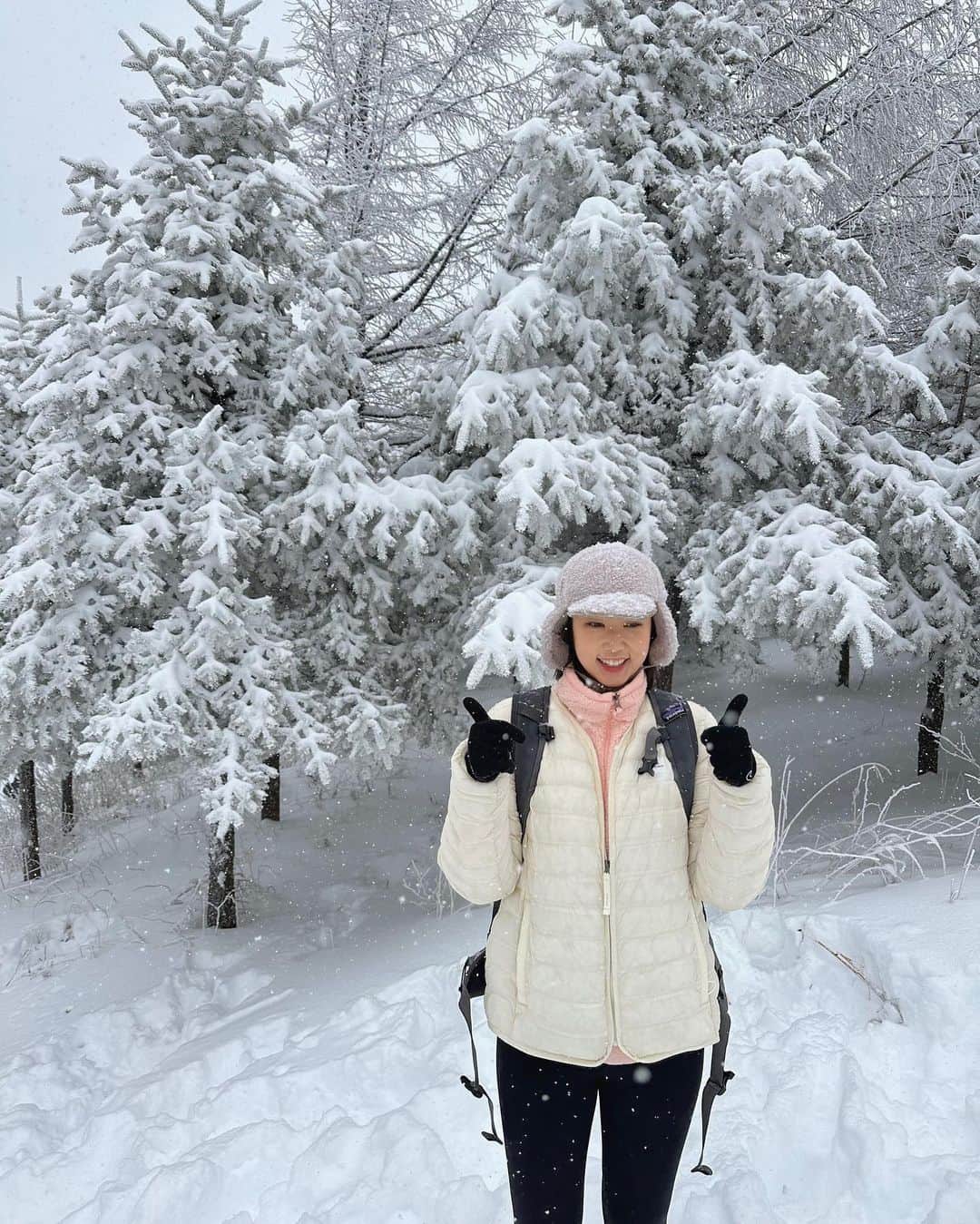 パク・ミンジのインスタグラム：「겨울 근황1. 눈 몰고 다녔음 🏔️☃️❄️」