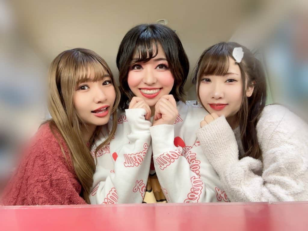 藤川菜緒のインスタグラム：「ぴぃぽのちゃんとお写真撮ってもらったよぉー😍 なおぴおぢデレデレです🥹❤️ 溶けました🫠💕召された…👼  カワイイは正義☆ 最強な2人のパワーで地球の平和が守られてるんだッ🌏  今週ずっと楽屋がマイナスイオンで溢れてて癒しでした🥰 毎日がたくさんたくさん盛り上がって楽しすぎてあっという間の日々でした！ チームをやるって凄いことで、本当にカッコいいなぁって思います😌チーム経験のない私には尊敬しかないです✨ 2人の大切な週にご一緒できて幸せでした💓  明日からぴぃぽのロスだぁ🥲  #川崎ロック座　#ロック座　#踊り子　#ステージ　#stage #楽屋写真　#川崎　#ぴぃぽの　#樋口みつは　#椎名ほのか」