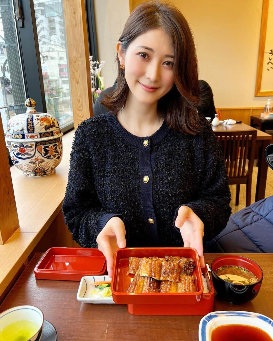 Sayuri（岸岡小百合）さんのインスタグラム写真 - (Sayuri（岸岡小百合）Instagram)「* 日本一美味しいとまで言われる 福岡の鰻屋さん「博多名代 吉塚うなぎ屋」  美味しすぎて感動🥺❤️ タレは別添えで、ご飯には好きなだけタレをつけられるし、鰻本来の美味しさや香ばしさも楽しめます😭  美食家のタモリさんも通われているそうで、 納得のお味でした。  知り合いからお勧めしていただき、 オープンの10時半ちょうどに行って40分待ち‼️ でもなんだかんだあっという間に順番が❤️  また行きたいなぁ🥺  #吉塚 #吉塚うなぎ  #吉塚うなぎ屋  #福岡グルメ  #博多名代吉塚うなぎ屋」2月20日 22時49分 - sayuuringo