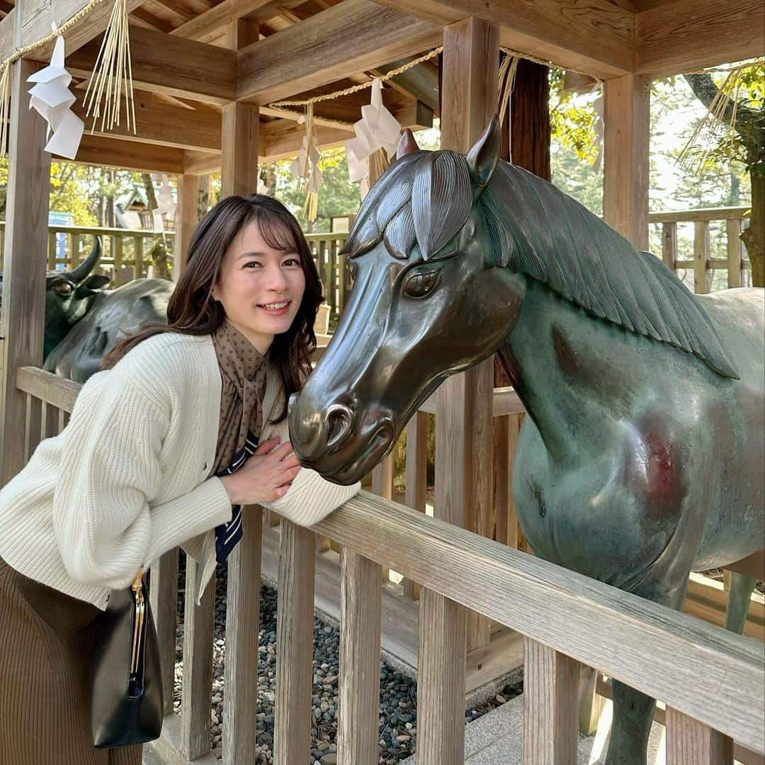 宇内梨沙さんのインスタグラム写真 - (宇内梨沙Instagram)「少し前に 憧れの出雲大社へ  事前に参拝方法を調べ じっくりとまわりました。  出雲大社は 「二礼四拍手一礼」なんです💡  祀られているオオクニヌシのお話など 日本の神話って面白い✨  因幡の白兎にちなんで 境内にはたくさんのうさぎの石像があります🐇  空気が澄んでいてとても素敵な場所✨  ちなみに一般的に有名なしめ縄は 意外なところにありました🤭  #卯年 にぴったり #神在祭 の時にまた来たいです」2月20日 22時52分 - risaunai