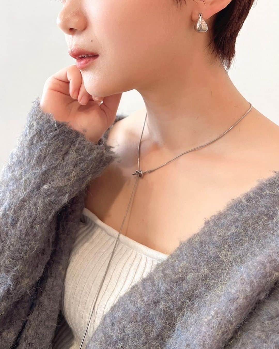 くっきーのインスタグラム：「. CENE【セネ】（@cene_316l ）さんから ネックレスを頂きました！ 顔がシュッとして見えてお気に入り  _____  #cene #ノットチェーンロングネックレス #ロングネックレス #セネ  #pr #アクセサリー #プチプラアクセ #プチプラアクセサリーショップ #シルバーアクセサリー #シルバーアクセ」