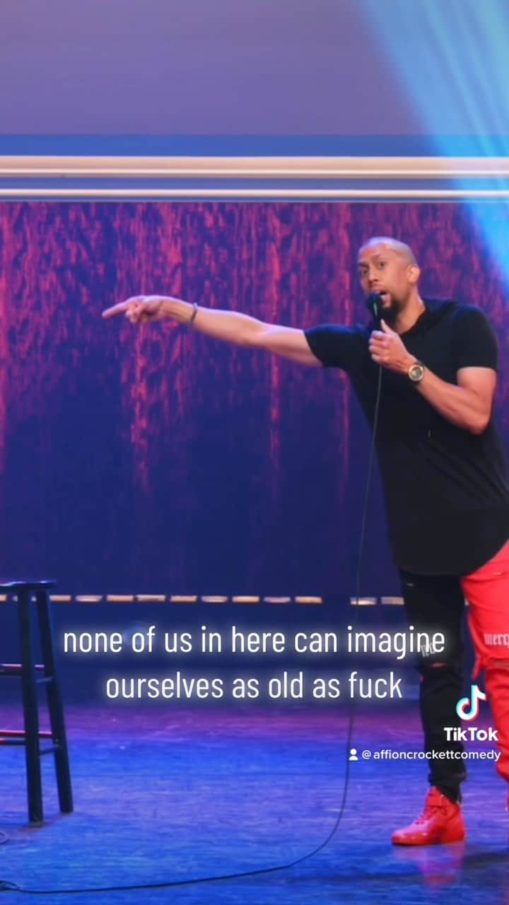 アフィオン・クロケットのインスタグラム：「How OLD can you imagine yourself GETTING!?? 👴🏽👵🏽😂😂😂 #affioncrockett #standup #comedy」