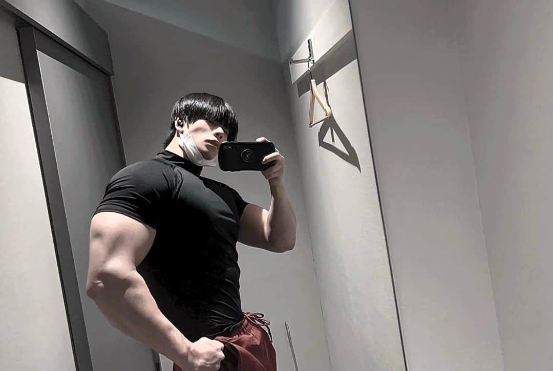 桜庭大翔のインスタグラム：「. 26歳最後はトレーニングウェア締めかな . 26歳もありがとうございました お陰様でこんな好きなことやりたい放題できて、 本当楽しい一年でした。 . . . #ジム#減量期」