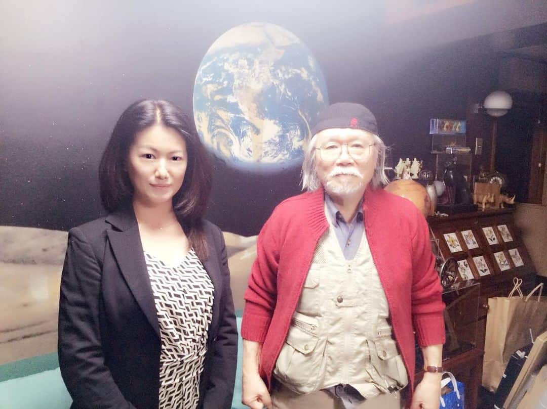 岡安弥生のインスタグラム：「お会いできた感激と興奮を抑えながら、ご自宅で、インタビューさせていただいたときの一枚✨。 巨匠を前に、そんな緊張状態の私に、本当に優しく、ひとつひとつ、丁寧に答えてくださって…「銀河鉄道999」を見て育った世代としては、今思い出しても、たまらない、愛しい、宝物のような時間でした。 松本零士先生が私たちに遺してくださった作品と思いは永遠です。#松本零士#星の海へ#心よりご冥福をお祈りします #インタビュー#人は死ぬために生まれてきたのではない生きるために生まれてきたのだ#平和への思い#夢#果てしなく広がる可能性#終わりなき旅#interview #reijimatsumoto」