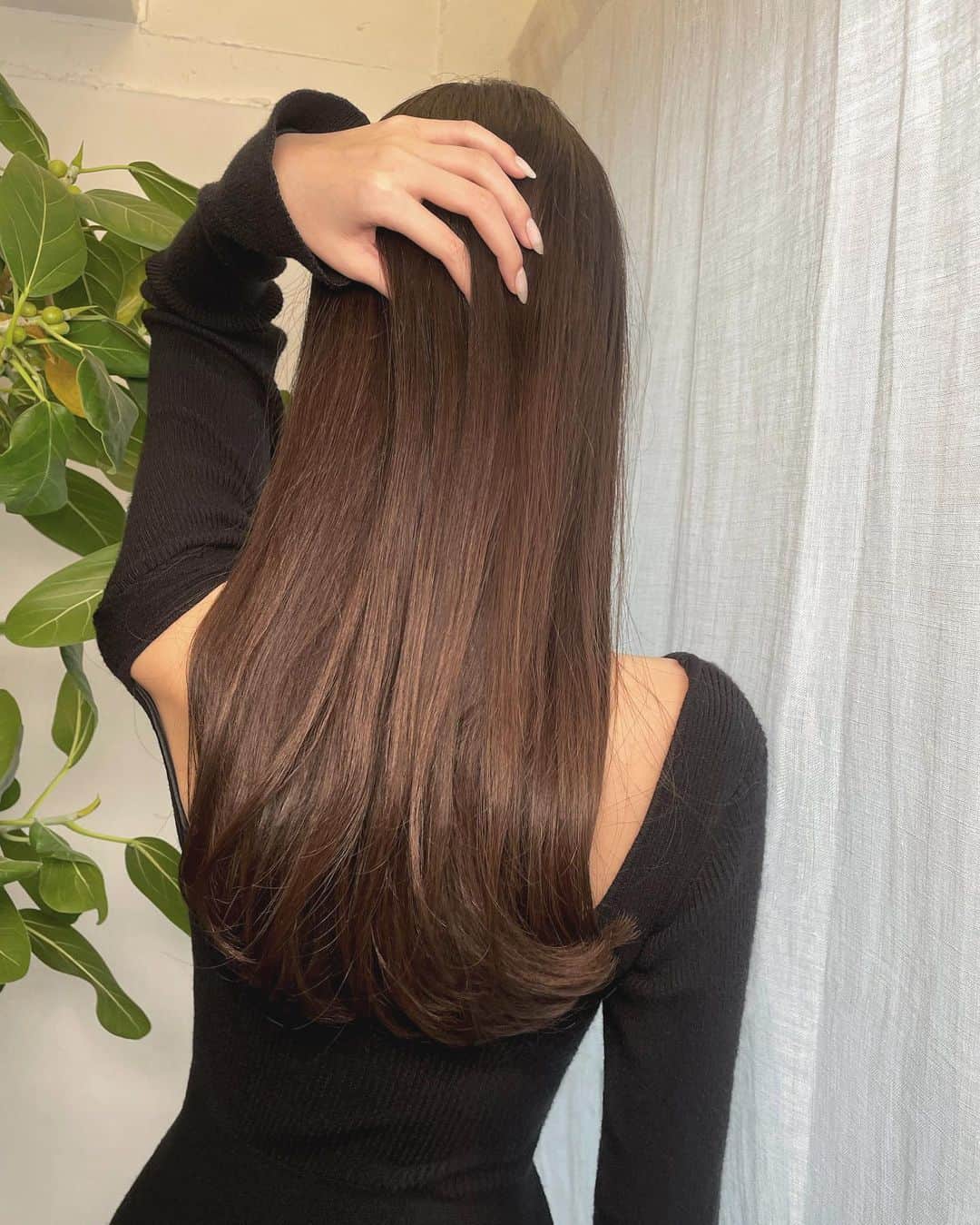 宮内理沙のインスタグラム：「new hair color🌹  昨年の秋頃から髪色を暗くしていましたが明るくしました💡 以前もストーリーで質問したと思いますが暗いのと明るいのどちらが良いですか🧐？？」