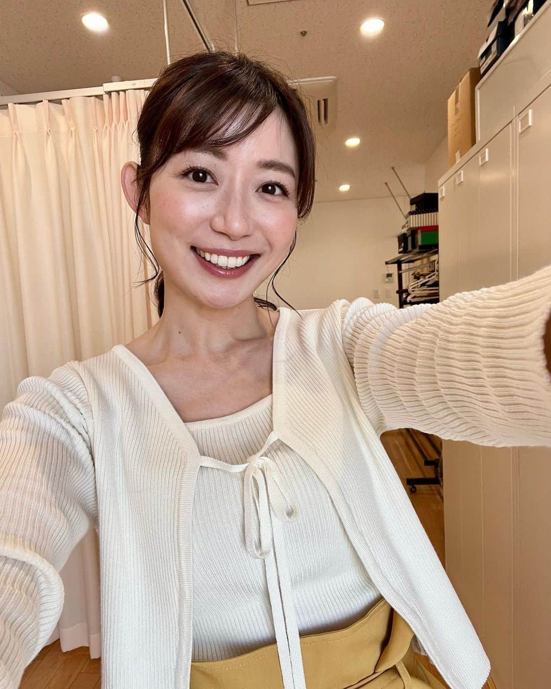 平山雅のインスタグラム：「今週も始まりました。 休み明けだからか、 月曜日っていつも疲労感たっぷりだ…！ (ワタシダケデショウカ)  さて、今週のストライク！は 神さんweekです🌸お見逃しなく。  素敵な一週間になりますように✨  #月曜日 #週の始まり #がんばろう  #写真は先週の #衣装 #春 #神さんと #親子ショット  #ストライク #キャッチ #ctvcatch #神ひろし #アナウンサー  #平山雅」