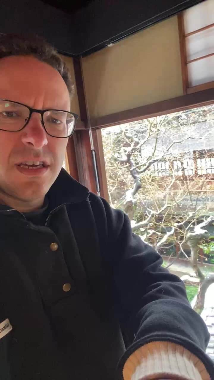 ティモシー・サイクスのインスタグラム：「It’s snowing here in Kyoto, Japan and I’m staying at a 150-year-old ryokan so I had to go live & share how incredible the world is so you should go out & #exploremore whenever you can! I know in today’s world & social media especially can be negative so it’s my duty to counter that negativity with pure positivity & inspiration as our planet is so endlessly fascinating & we can make this world a better place by whorling together! My prayers go out to everyone in Turkey & Syria as another 6.4 magnitude earthquake just hit so I’m VERY proud of the @karmagawa community for now raising nearly $300,000 in just 2 weeks to help so please keep sharing/donating & remember to dream big & help others in need whenever possible! #ilovemyjob #ilovetravel #jewsinjapan」