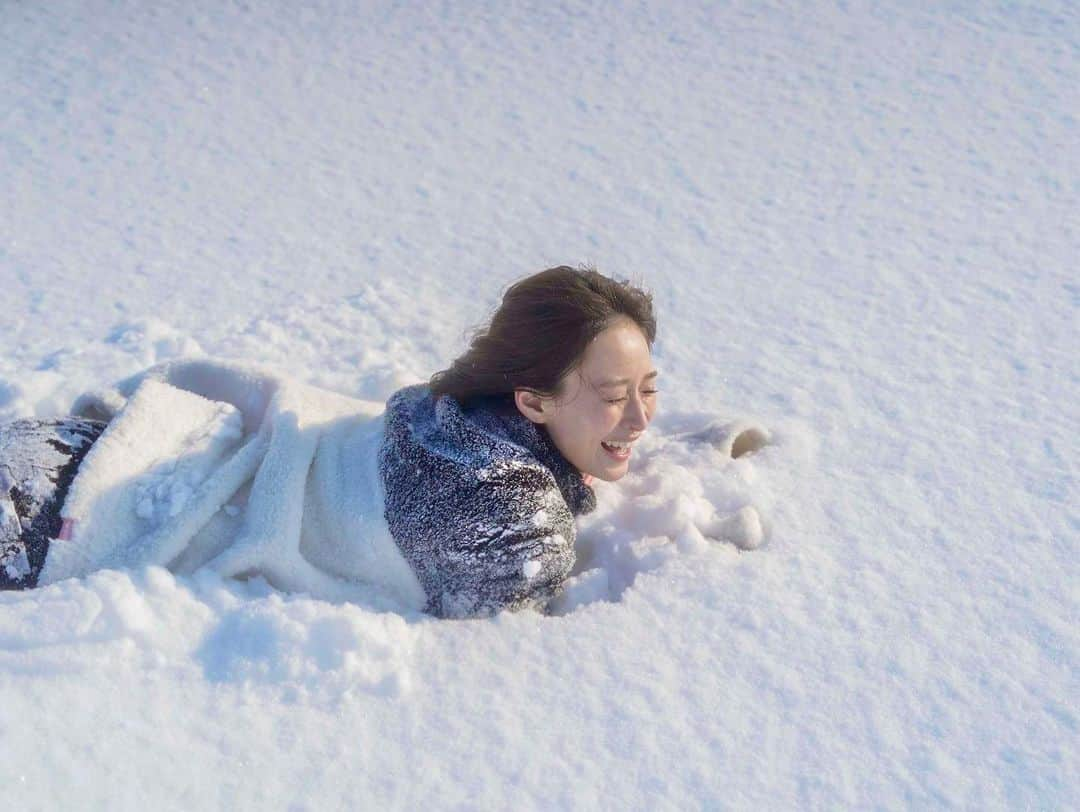 フミカのインスタグラム：「. . 雪まみれになって 幸せそーな顔してる私❄️笑  今回の冬は人生で一番 ほわっほわの雪と戯れることができました❤︎  雪の写真はまだまだ あるんですよねぇ♪  #フミカ#女優#actress#グラビア #雪#snow#北海道#roxy」