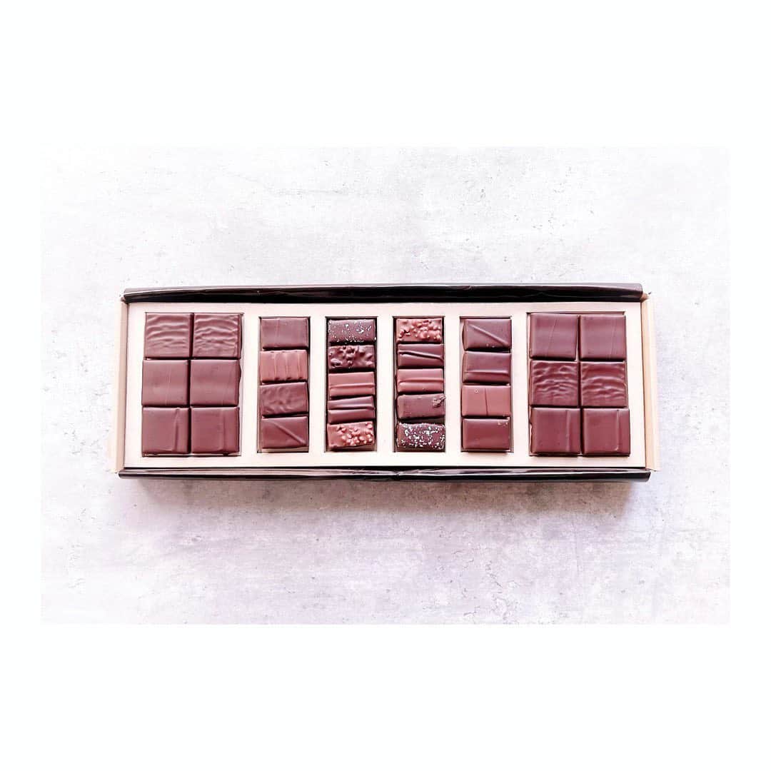 宮本笑里のインスタグラム：「チョコ祭り投稿🍫  ◯贅沢ボンボンショコラの輝き。 ジャン=ポール・エヴァンのペーストも 甘すぎず魅惑の味。 （アランデュカスのペーストも絶品です）  @lechocolatalainducassejapan   @jeanpaulhevin_japon   ◯セブンイレブン限定のロッテ  プレミアムガーナ  2種のビスキュイトリュフ   銀色おすすめ。 売り切れてるから中々お目にかかれない🥺  @ghana_recipe  @seven_eleven_japan   ◯ずっと気になっていたガトーショコラ専門店  選んだのは ベイクドショコラ系、生ガトーショコラ、 チョコレートチーズケーキの3種。  食感や香りの違いを食べ比べ出来るお店🤤  @minimal_beantobarchocolate   #chocolate」