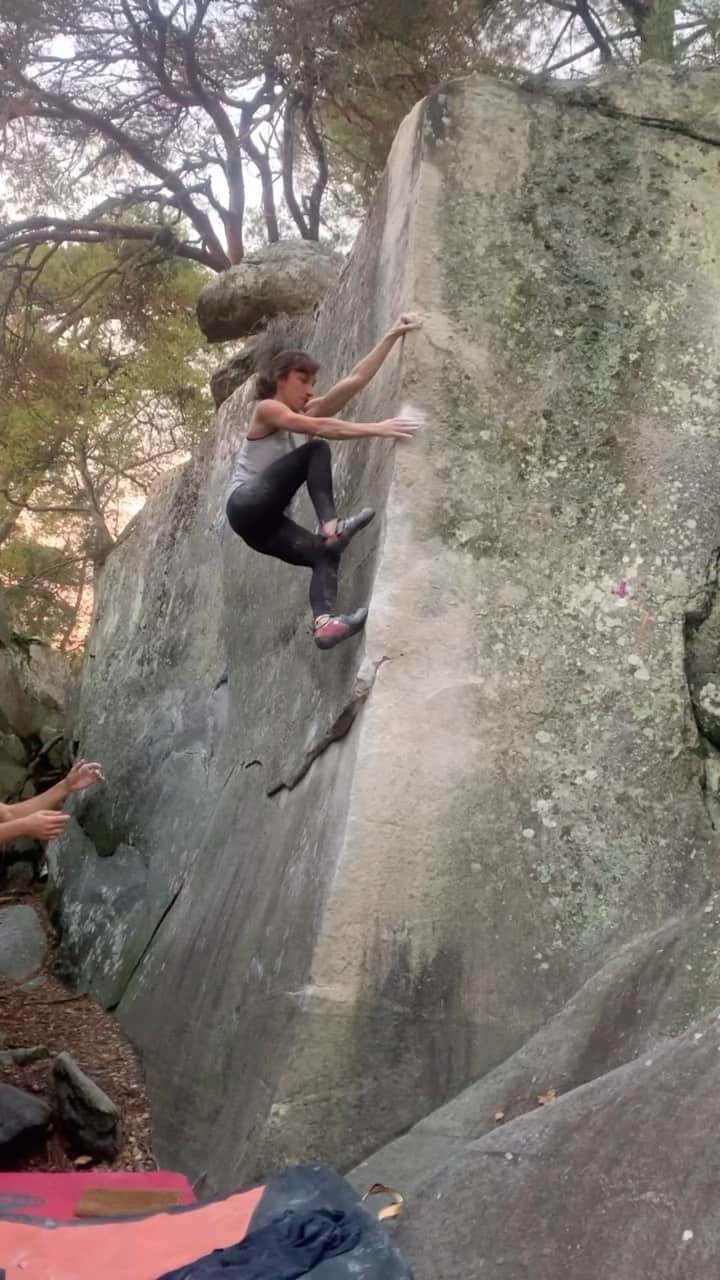 ジュリアン・ワームのインスタグラム：「Reflecting on the beauty of a crisp autumn day in Fontainebleau! My fingers are itching for some rock time soooooon :)  @mammut_swiss1862  @madrockclimbing」
