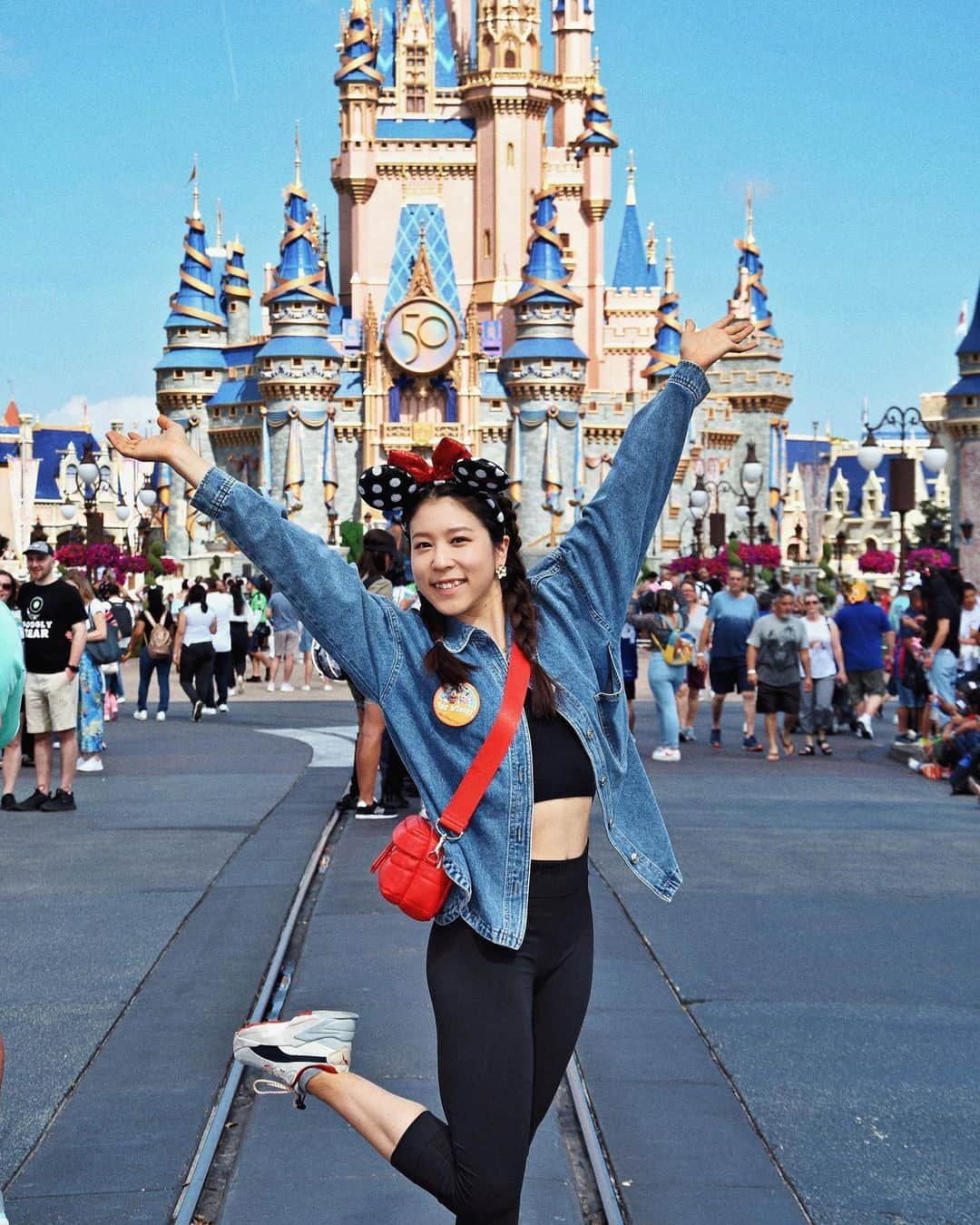 村元哉中のインスタグラム：「❤️ “Laughter is timeless, imagination has no age, dreams are forever." - Walt Disney  Follow your heart and dream big!!! ⠀ #disneyworld #magickingdom」