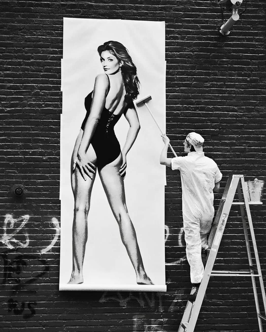 クリスティー・ターリントンのインスタグラム：「Happy Birthday @cindycrawford! I always loved this story of you and especially the photos by @patrickdemarchelier that are currently on view at @staleywisegallery in NYC.  You were always leading the way and continue to inspire and motivate me today. Grateful to have you in my life for all these years and so excited to be in partnership with you and @lindaevangelista & @naomi now❤️」