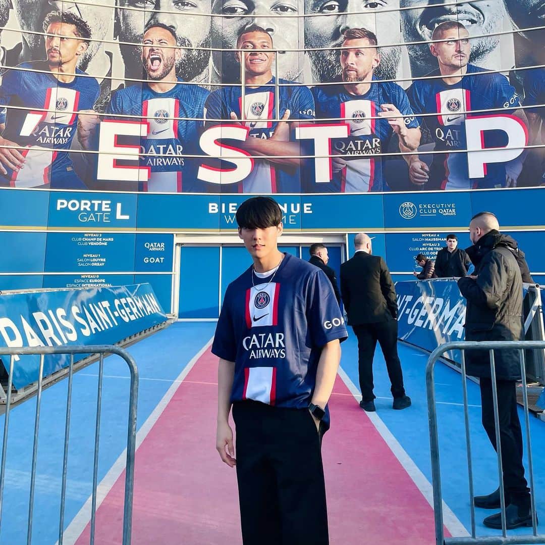 ミニョク さんのインスタグラム写真 - (ミニョク Instagram)「해외축구 첫 직관이 역대급 경기😍 바르싸 오늘만 미안, 꼭 갈게 캄프누 #PSG #messi #mbappe #barça」2月21日 2時25分 - hutazone