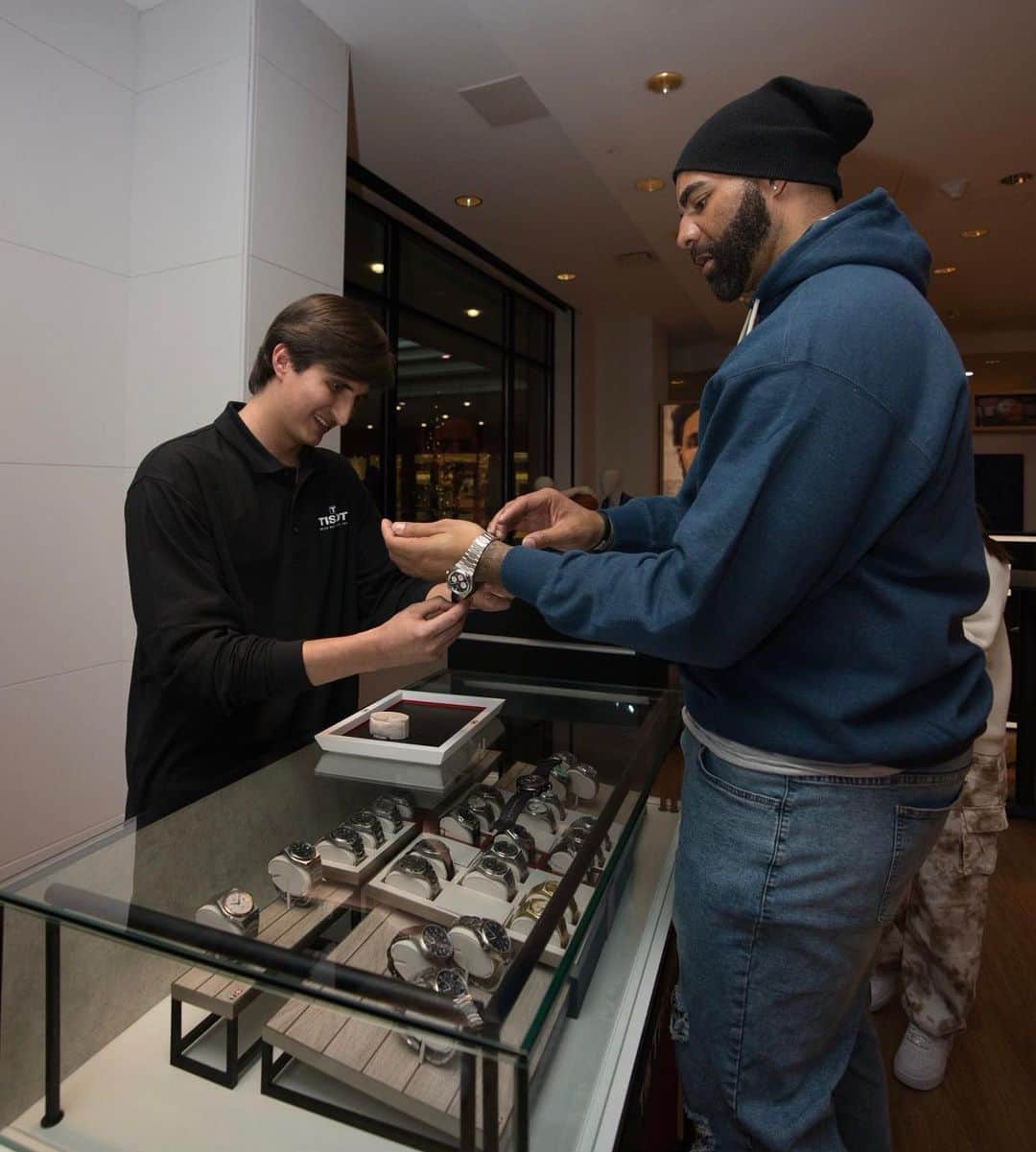 カルロス・ブーザーのインスタグラム：「Being grateful means taking the time to celebrate every moment. I had so much fun celebrating with you all at the @tissot.us Style Lounge this weekend. #TimingEmotions」