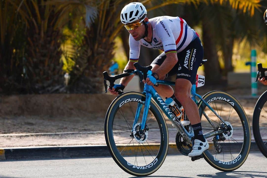 マーク・カヴェンディッシュのインスタグラム：「😵‍💫🥴 Normally just imagine I’m on an Isle of Man group ride in crosswinds. Absolutely LOVE it. But that was a savage Stage 1 @theuaetourofficial. Yeah, but still loved it 😝 Looked after by @bol.cees all day. Finished 3rd on the stage. Happy enough with that.  📸 @sprintcycling」