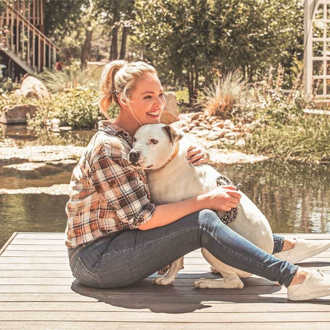 キャサリン・ハイグルさんのインスタグラム写真 - (キャサリン・ハイグルInstagram)「Happy #LoveYourPetDay from our founder @katherineheigl and her adorable furiends!❤️🐶 Pets bring us so much joy, we'd love to hear about yours in the comments below! ⁠ ⁠ •⁠ •⁠ •⁠ •⁠ •⁠ ⁠ #BadlandsRanch #BadlandsRanchPets #BadlandsRanchByKatherineHeigl #KatherineHeiglDogFood #KatherineHeigl #Pets #Pet #PetFood #Dog #DogFood #HealthyPets #HealthyDogs #DogLover #Dogs #PetDay」2月21日 5時01分 - katherineheigl