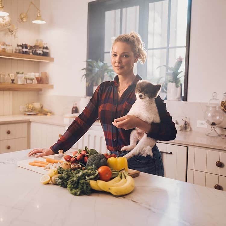 キャサリン・ハイグルさんのインスタグラム写真 - (キャサリン・ハイグルInstagram)「Happy #LoveYourPetDay from our founder @katherineheigl and her adorable furiends!❤️🐶 Pets bring us so much joy, we'd love to hear about yours in the comments below! ⁠ ⁠ •⁠ •⁠ •⁠ •⁠ •⁠ ⁠ #BadlandsRanch #BadlandsRanchPets #BadlandsRanchByKatherineHeigl #KatherineHeiglDogFood #KatherineHeigl #Pets #Pet #PetFood #Dog #DogFood #HealthyPets #HealthyDogs #DogLover #Dogs #PetDay」2月21日 5時01分 - katherineheigl