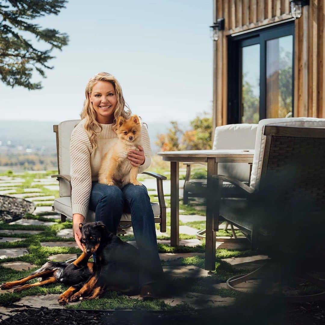 キャサリン・ハイグルのインスタグラム：「Happy #LoveYourPetDay from our founder @katherineheigl and her adorable furiends!❤️🐶 Pets bring us so much joy, we'd love to hear about yours in the comments below! ⁠ ⁠ •⁠ •⁠ •⁠ •⁠ •⁠ ⁠ #BadlandsRanch #BadlandsRanchPets #BadlandsRanchByKatherineHeigl #KatherineHeiglDogFood #KatherineHeigl #Pets #Pet #PetFood #Dog #DogFood #HealthyPets #HealthyDogs #DogLover #Dogs #PetDay」