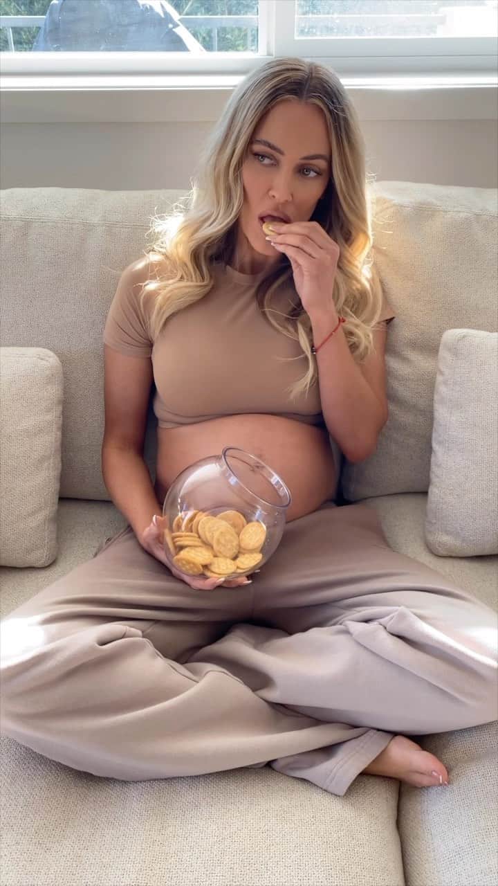 のインスタグラム：「An accurate depiction of my day today 🦧🤢😂  #pregnant #pregnantbelly」