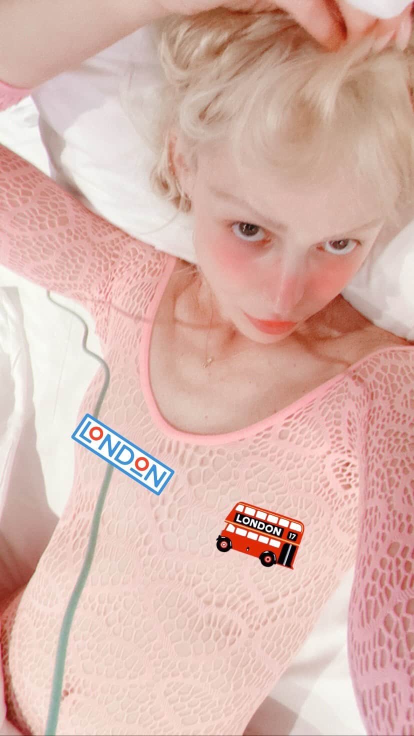 ペティート・メラーのインスタグラム：「#StayinAlive #LFW 💖🐇 @paulandjoeparis street video by @morganemaurice #Fashion #London #2023」