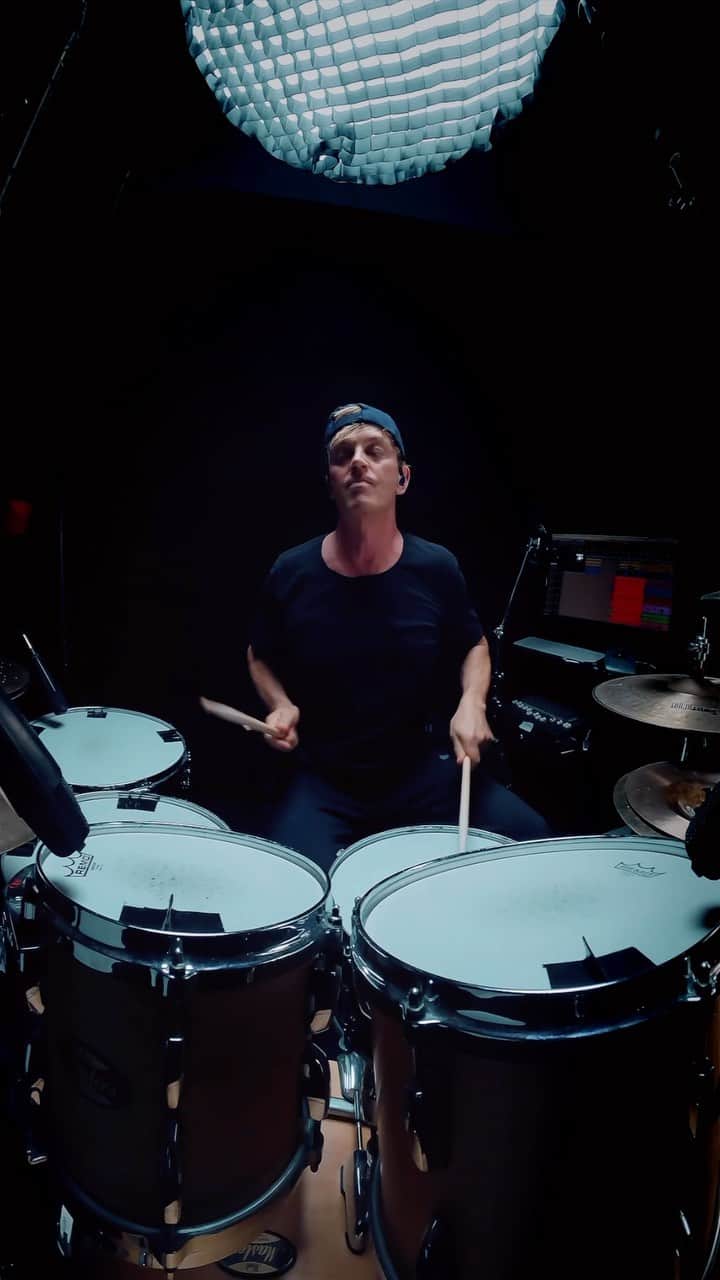 シェーン・ガラースのインスタグラム：「playing drums 🕺 #vf15 #vicfirth #vicfirthsticks #zildjian #zildjiancymbals #zildjianfamily #teamremo #remodrumheads #remo #drumming #drummer #drums #groove  #pearldrums #shanegaalaas #crumbweststudios」