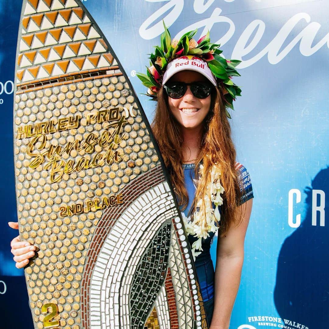 キャロライン・マークスのインスタグラム：「Straight up just had a lot of fun surfing this week and that’s what it’s all about! Close final, but happy with my surfing throughout the event. Thank you sunset beach, thank you to my support crew. It takes a team for all these right moments to come together. I’m excited to keep learning and pushing forward. Should be a fun rest of the year! Let’s keep dancin’ 😘」