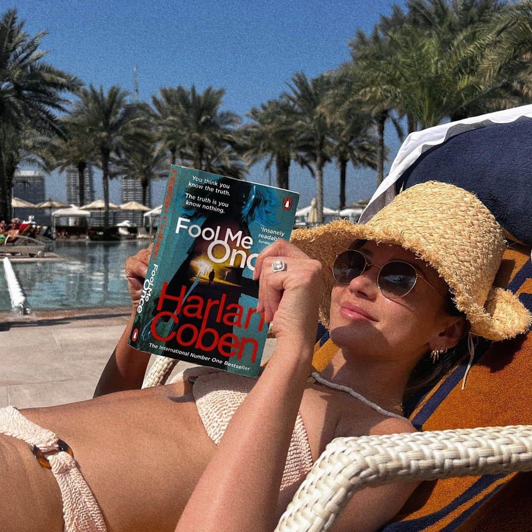 のインスタグラム：「Finally the secrets out!! 👀🙈 Im over the moon to be joining the cast of FOOL ME ONCE, a @netflixuk thriller based on the book by the extremely talented @harlancoben 📖  Here we gooooo … 🎉🎬🎥」