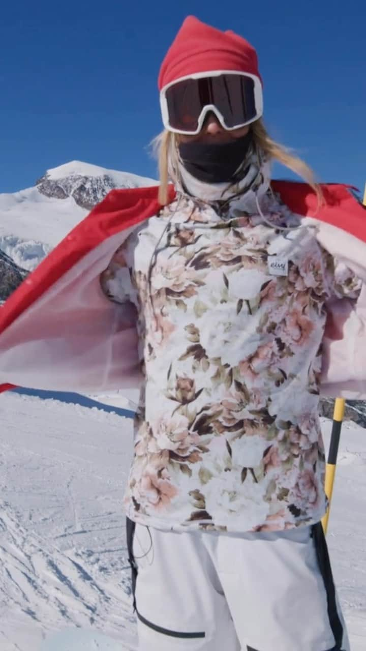 ジェイミー・アンダーソンのインスタグラム：「Do match our Bloom base layer with red just like queen @jamieanderson ❤️🌸 #eivy #unboredonboard #multiFUNctional」