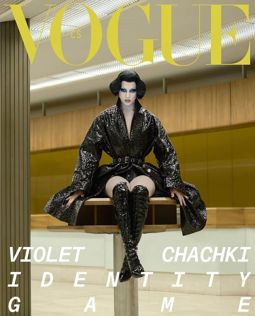 ヴァイオレット・チャチキのインスタグラム：「💜 #Repost @vogueczechoslovakia ・・・ #MarchIssue: Current status: In search of identity.  Se dvěma miliony followers na Instagramu je jednou z nejsledovanějších drag queens. Violet Chachki na drag scéně působí od svých 19 let, ovšem až vítězství v sedmé řadě #RuPaulsDragRace jí dostalo do povědomí široké veřejnosti jako úspěšnou umělkyni, která ve svých vystoupeních dokáže propojit old-school striptýz, vzdušnou akrobacii a burleskní umění.    Březnové a zároveň výroční padesáté vydání #VogueCS se zabývá tématem identity a stále rozostřenější linie mezi lidským a digitálním, mezi reálným světem a #Metaverse. Identity Game with the star of the show: Violet Chachki.    #MarchIssue vychází již tento čtvrtek 16. února na novinových stáncích, online a v aplikaci Vogue CS. #OnlyinVogue _ Read the English caption in the comment section.  _ @jan_franek_ má na sobě vestu @prada @frankie_bstan má na sobě šaty @louisvuitton @violetchachki má na sobě overal @alexandrevauthier; korunu @tilmann_grawe_design; rukavice, korzet a boty, vše modelčino vlastní. @sha.zzam má na sobě top @louisvuitton; koruna @tilmann_grawe_design @phillippphillip má na sobě top @borishanecka  _ #VogueCS #MarchIssue #IdentityGame #OnlyinVogue #VioletChachki _ Photo: @evelyn_bencicova; Publisher: @michaelaseewald_v24, Editor-in-Chief: @andreabehounkova; Creative Director & Styling: @kralicek; Talent: @violetchachki; Models: @jan_franek_ (@puremodel, @frankie_bstan (@elite_prague), @sha.zzam (@modelwerk), @phillippphillip(@clique_models); Models' Hair Styling: @mirka_mysicka; Violet's Wig Styling: @jeanbaptiste.santens; Violet’s Make-up: @violetchachki; Models' Make-up: @hristinageorgievska with products @diorbeauty & @weledacz; Production: @chudarovaa; Casting @krokogheya, @svetikova; Assistants of photographer: @sofievanroyen,@zdenekbuchlakphoto, @nikitavangardist; Assistants of Stylist: @tomas_nemec, @zoltantoth.cz, @miro.sabo, @zdenek_marek_, @altner__ ; Assistants of Production: @urbanik.a, @jaroslavcervenyset _ Děkujeme @crystalsbypreciosa & @kongresovecentrumpraha」