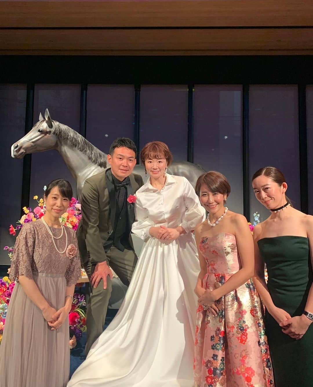 森上亜希子のインスタグラム：「はぁ、ため息が出るほど素敵なWedding Partyにお招き頂きました‼️ @akane_kuroki 改めておめでとうございます🎉  ドレスも想像と全然違いとってもとっても茜さんに似合っていて素敵だったし、こんなカラフルなお花を結婚式で使うなんて初めてみたし、めちゃくちゃ可愛く素敵でした💐  茜さんは馬術の選手でリオデジャネイロオリンピックに出場された尊敬する方！ 競技は違えど分かり合える物が沢山あります。  私もお馬ちゃんに乗ってみたいなぁ🐴  そして、ドレスコードは地味は❌とにかく派手で！との事。笑  日本の披露宴では絶対に着用しない数年前にパリで購入したしたドレスを着用しました。  とっても素敵にドレスアップされた方ばかりで、華やかでした‼️ 全てが茜さんらしいWeddingでした‼️  久しぶりのドレスアップ、楽しかったです👗  #weddingparty #結婚式  #素敵 #結婚式コーデ #久しぶりの #ドレスアップ #黒木茜 #馬術 #テニス #森上亜希子 #オリンピアン #3人のママ」