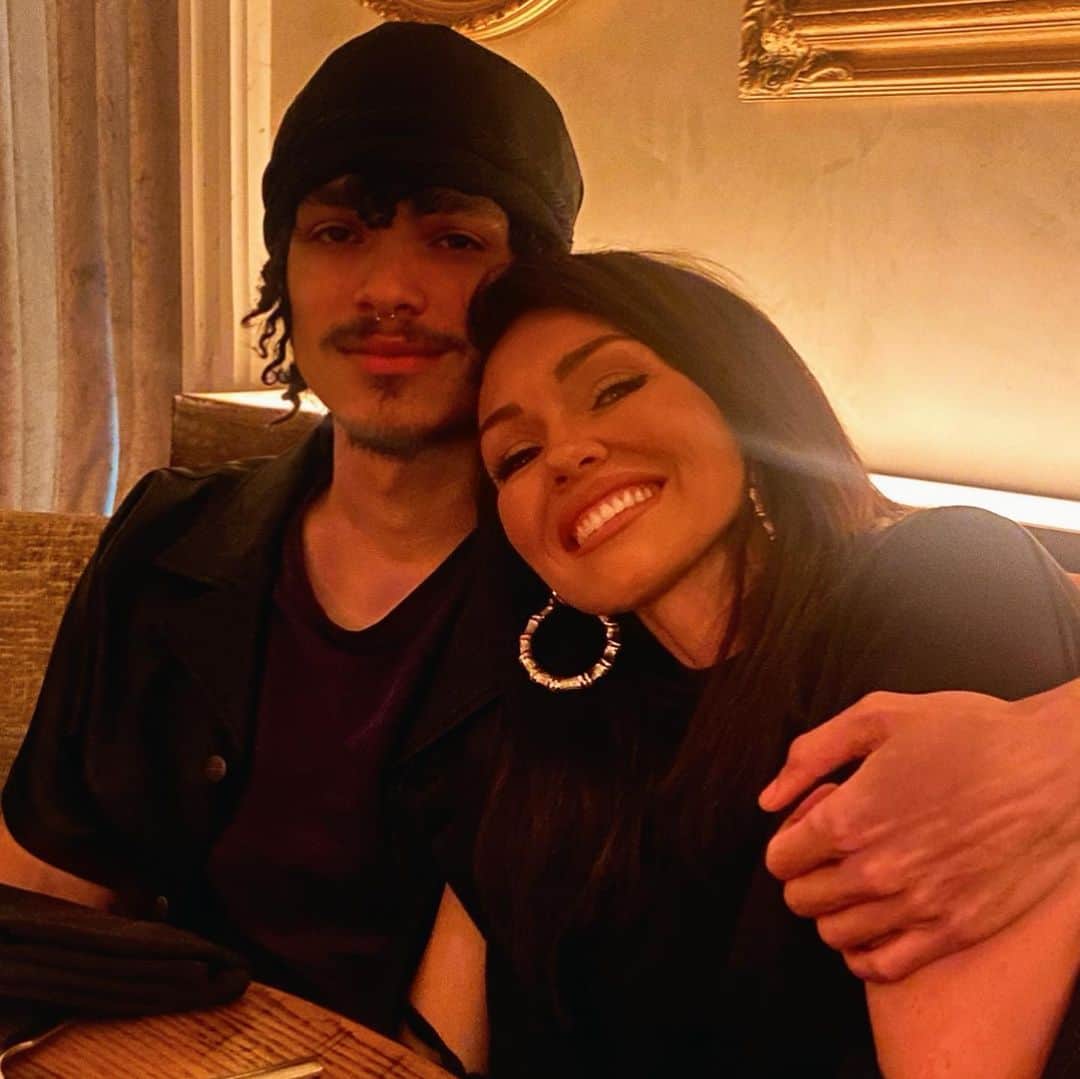 のインスタグラム：「Two birthdays…24 years apart. The 26th birthday and what feels like just a few years ago, his 2nd birthday.   This might get teary.  He is my first born son. His laugh is one of my favorite sounds.   He was born, a wise old soul, with wild creativity, confident originality, a brilliant sense of humor, he’s an artist in everything, maturity far beyond his age, a smile and laugh that light up the room and an insightful & intelligent mind. He is a natural born leader and innovator. He always gives out great advice and he’ll be the best dad, one day.   He’s the only person I know who walks faster than me. I had to jog to keep up with him, walking down the street, when he lived in NYC.   I’m so proud of his heart and mind and what he’s accomplished. He’s travelled the world, walked in the first fashion show, Virgil Abloh did with Louis Vuitton in Paris. I have proud-mommed every time I’ve seen his face, everywhere from stores, magazines, and on billboards. His musical gifts with guitar & piano have left me speechless since he was young. And he’s been a brilliant creative director since he was 4 & now has worked on the coolest projects bringing creative visions to life.  It’s been just him and I in life and so many times. We’ve made it through hard times and no money, he was my reason to keep going, for not giving up.  I can’t ever get through telling him how much I love him and how much he means to me without crying.  He is 6’ 3” and doesn’t need me to protect him anymore, but I’ll always be his Mama Bear, who…darn it, I’m crying… I will always do anything to protect my Once Upon A 2 year old, like in the second pic. I wish I could jump back into that picture & hold him, little, in my arms again❤️  I thank God for giving him to me and I pray his future wife loves me, and wants to spend all the holidays with me too! 😂  👑My Son, Kain, (he went by Jordan years ago) you’re forever the Apple of my Eye…I know you’re bigger than me and will protect me now, but I will fight off bears, an army of gangsters, I will swim through a sea of frogs (and you know how I feel about frogs) to help you, if you need me! I love you forever. Nothing can stop my love for you, nothin’! ❤️」
