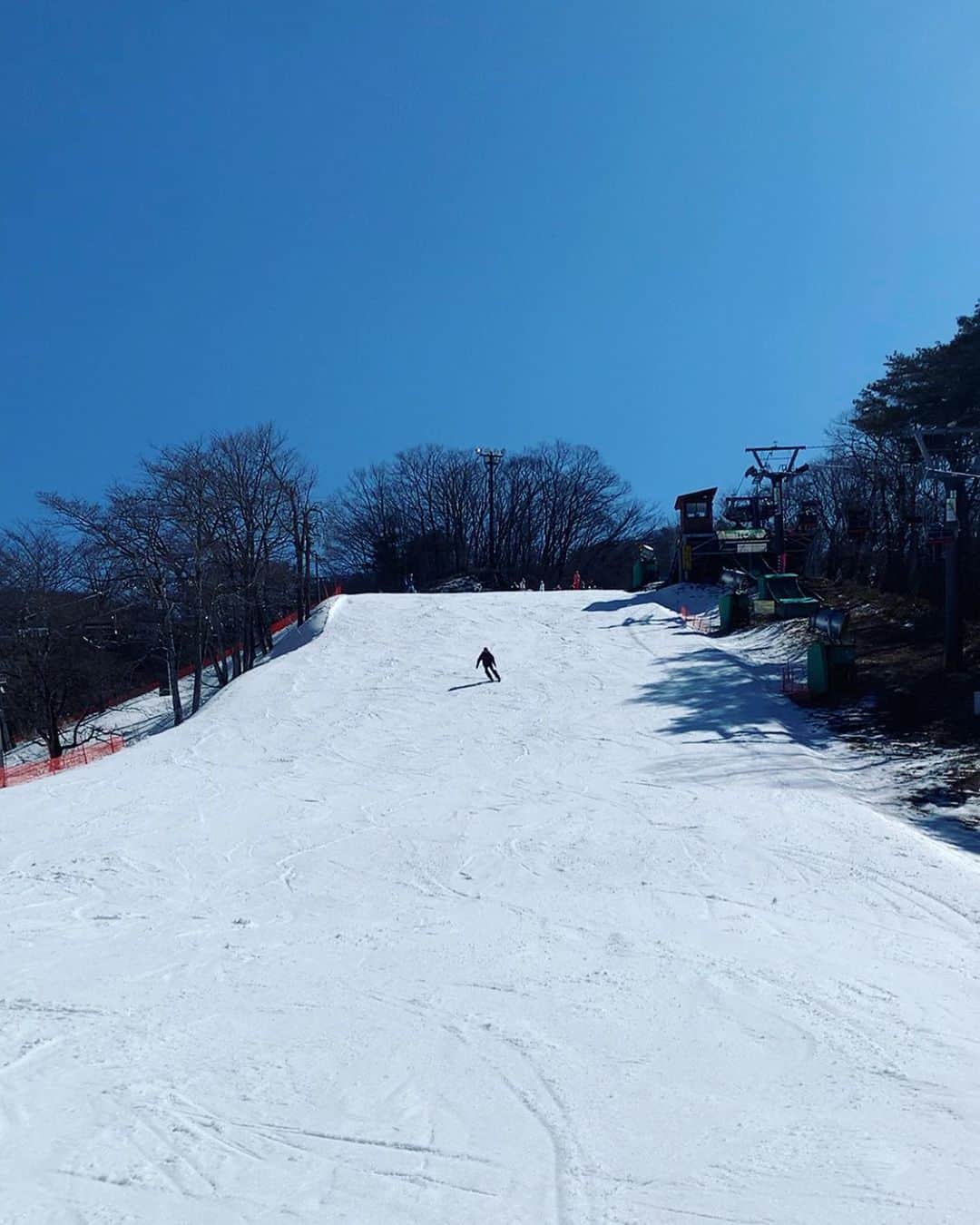 小濱なつきのインスタグラム：「山は白銀 朝日を浴びて  鹿児島出身のわたしには無縁だった雪山。 この歳にして初めてスキーという楽しさを知る。 朝早く起きて準備する間もワクワク。  まだまだ下手で、その辺に転がってるスノーボーダーをかき分けるのに必死なんだけれど、それもまたスリル。。。  上手くなりたい🎿✨  #スキー #山は白銀 #朝日を浴びて #わたしをスキーに連れてって」