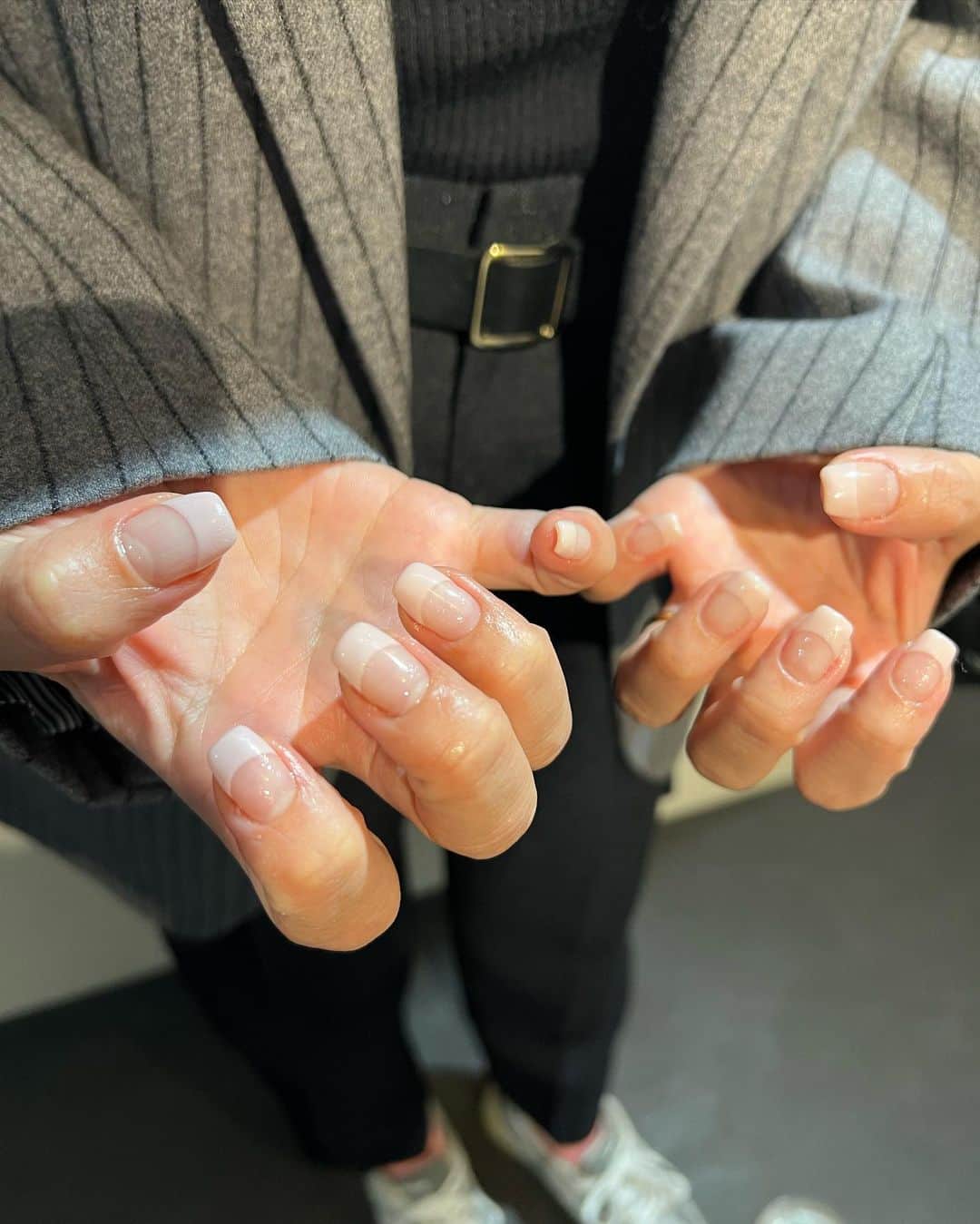近藤千尋のインスタグラム：「最近はもっぱらフレンチネイル💅に また戻ってきました。。☺️💓 でも撮影で上からネイルを塗ったり するので薄めの桜ピンクに…🌸  可愛いネイルいつもありがとう💓 今回はつーさんにしてもらいました🤍 @tsubasa_by_dlaw.lapilie   今日はロケとスロイジ生放送📺🚅 みなさん是非見てね！💓  ストライプのジャケットは セリーヌさんです👔 @celine」