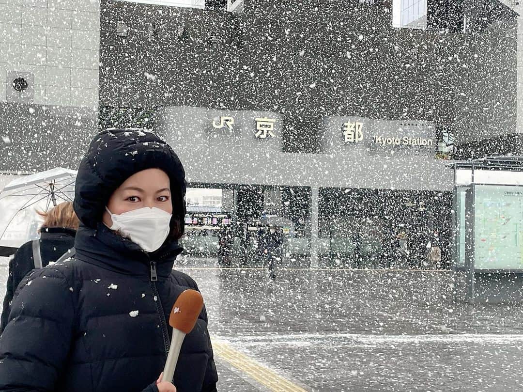 岡安弥生のインスタグラム：「京都は雪です❄️皆様、お気をつけて✨#雪#京都#京都駅#通勤通学時間#寒い#kyotostation#kyoto#snow#report」