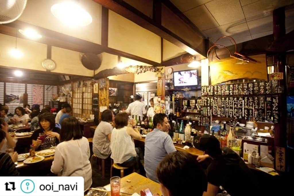 島田市のインスタグラム：「#Repost @ooi_navi with @use.repost ・・・ 【島田の地酒「大村屋酒造場」の銘柄が楽しめる酒屋＆飲食店♪込めた思いやお酒に合う料理の紹介も】  島田市に残る唯一の酒蔵「大村屋酒造場」の地酒が楽しめる酒屋や飲食店を紹介🌟  昔懐かしい角打ち文化が残る「中屋酒店」、“本物”にこだわった地産地消の寿司・割烹料理「魚中」はおススメです🤩  島田市を流れる大井川が育んだ地酒と豊富な食材を、思う存分味わってみては？😊  ＼＼詳細はストーリーズ（または「観光特集」ハイライト）のリンクから♪／／  #静岡県島田市 #大村屋酒造場 #酒蔵 #日本酒 #大井川 #地酒 #清酒 #大井川鐵道 #角打ち #中屋酒店 #魚中 #寿司 #割烹料理 #地産地消 #島田グルメ」