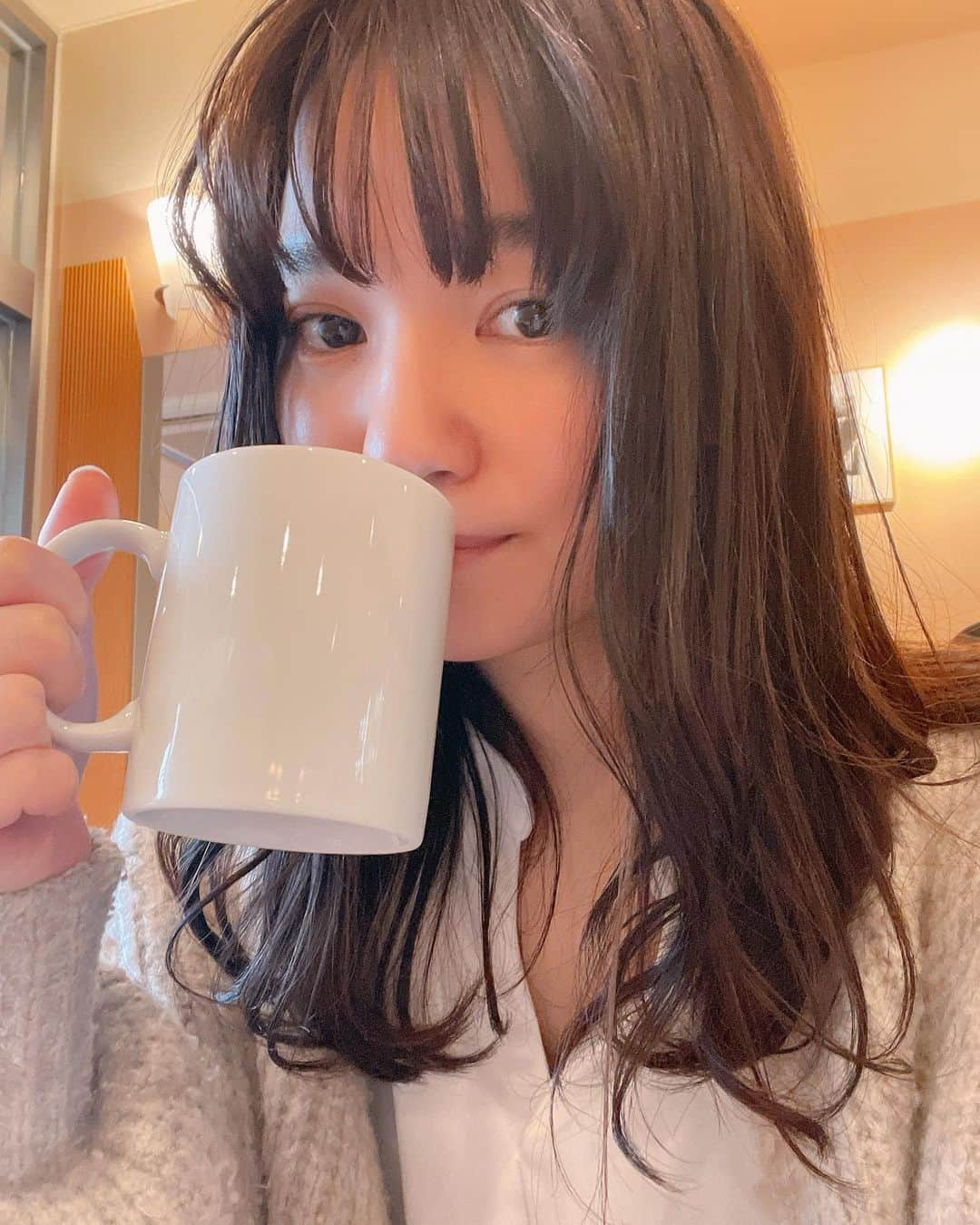 佐藤綾衣のインスタグラム：「、 週2の朝のカフェタイム😘  今日はルイボスティーにしたよん😚 今日もみんなお仕事かな？ みんなが充実した日を送れますように☺️    #朝活  #🫖 #ルイボスティー  またまた  #すっぴん 笑」