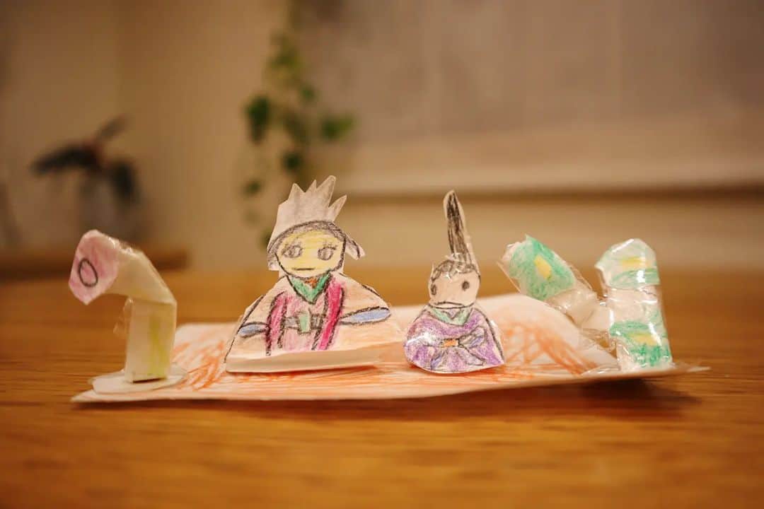 本仮屋リイナのインスタグラム：「お雛様を出したら、子供たちのクリエイティビティが刺激されたようで、工作に熱を入れ取り組んでいました🎎🌷⁡ ⁡⁡⁡ #完成した作品の圧倒的なお雛様の主役感と⁡ボツになった方のお雛様の顔がツボ🫶⁡ ⁡#3歳特有の⁡顔から手足が出てくる絵が癒し🫶⁡ ⁡ ⁡#お雛様を飾るタイミングの難しさよ⁡ ⁡#お雛様⁡」