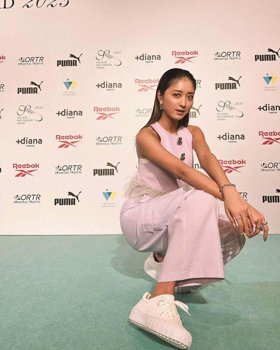 のインスタグラム：「． スニーカーベストドレッサー賞2023 モデル部門ありがとうございました👟🏆 美脚大賞、ベストジーニストと続いて 脚関連が最近多いぽい♡笑」