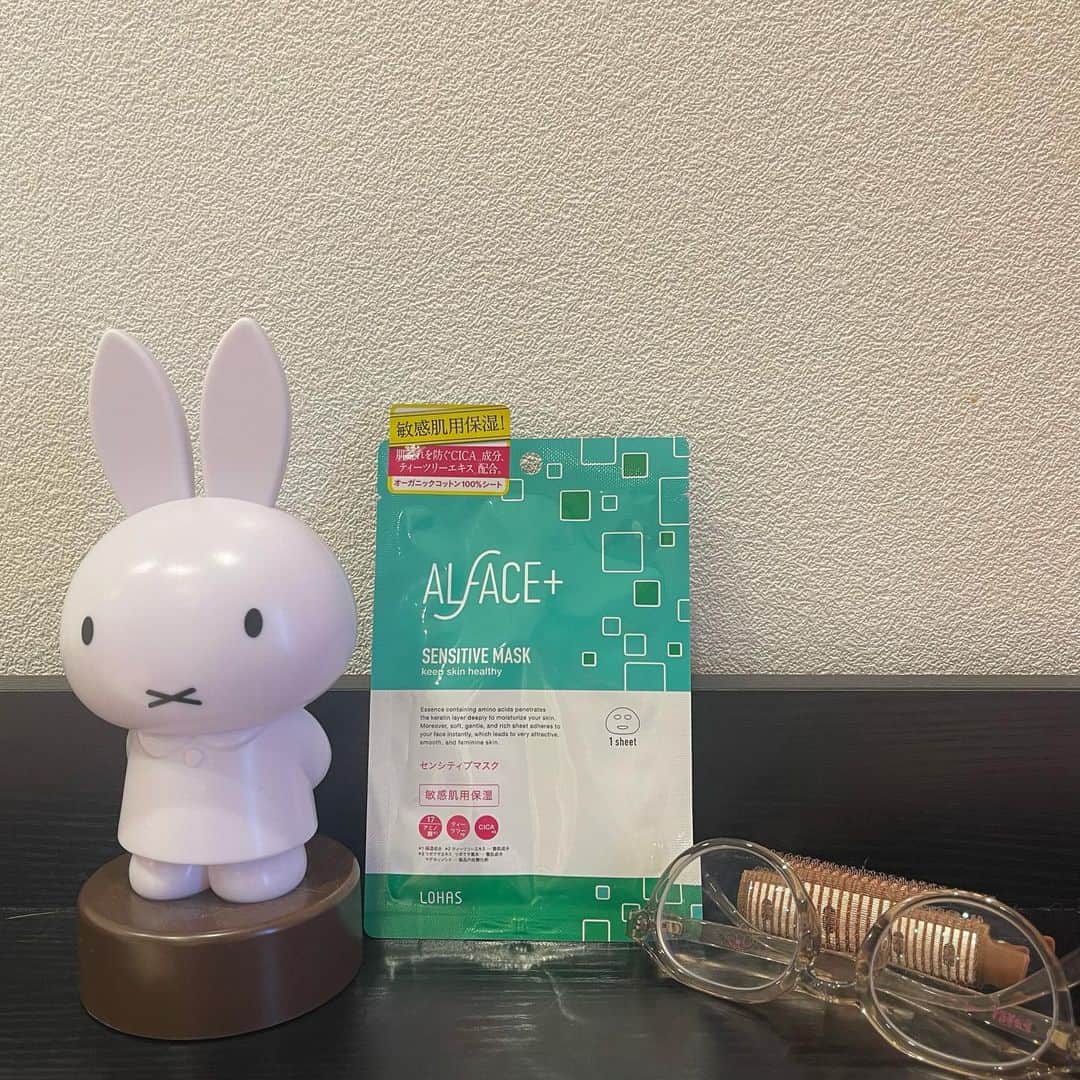 のインスタグラム：「@alface_lohasオルフェス センシティブマスク CICA成分やティーツリーエキスがたっぷりで肌荒れを防ぎ、敏感なお肌を潤い保湿してくれるマスク！  美容液がたっぷりひたひたで、開けた瞬間に美容液が飛び散りました。(めーっちゃ良いこと)日本人女性の大きさに作られたパックだそう！  ベタつく感じもなく、使い心地100点だったよー！  #オルフェス #ALFACE #シートマスク #CICA #pr」