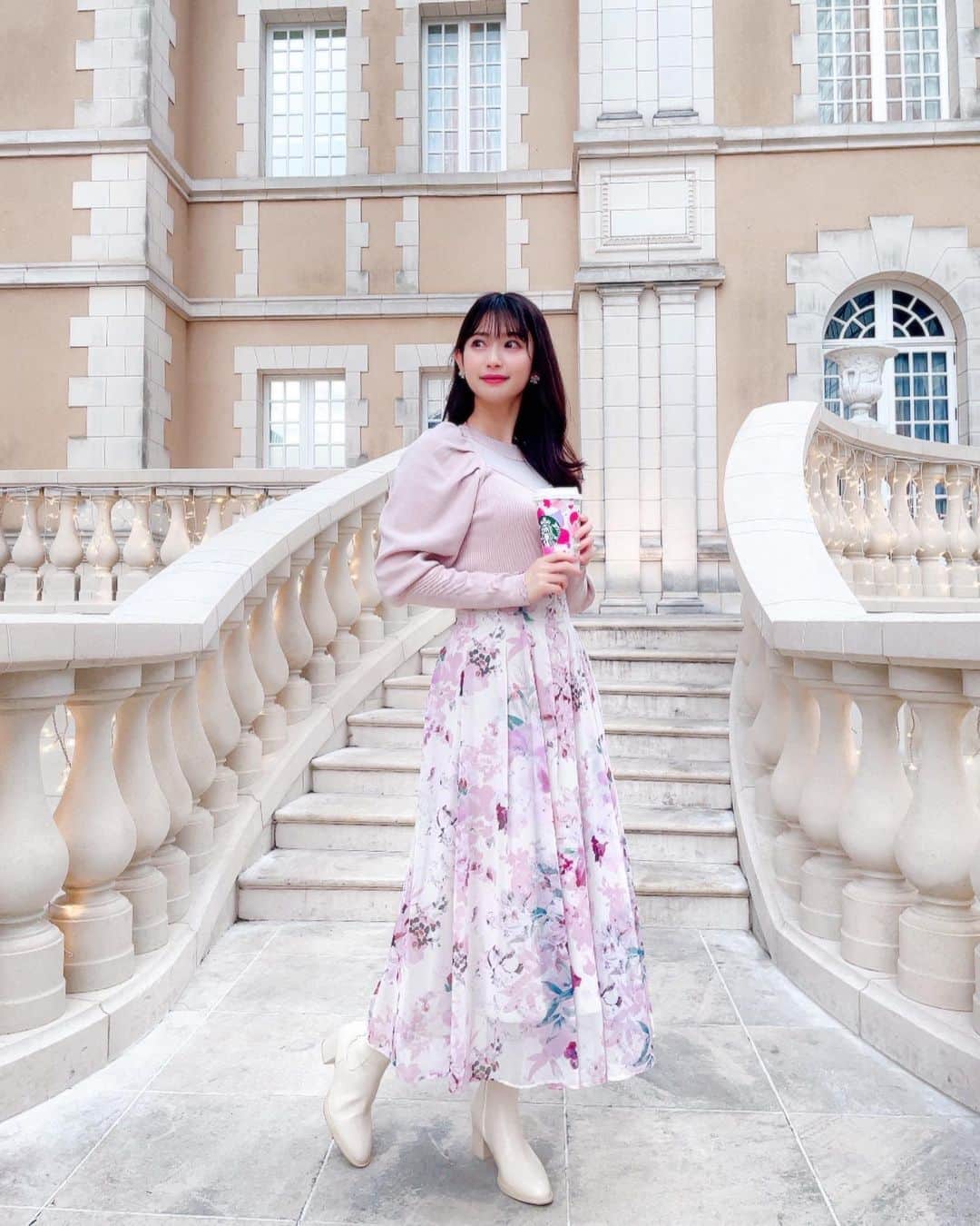 のインスタグラム：「春色コーデ🌸 春服が1番好きだしお花も綺麗で大好きなピンクが増えて大好きな季節✨✨ フラワーパウダーシンドロームですが🤧  𝑇𝑜𝑝𝑠 #noela 𝑆𝑘𝑖𝑟𝑡 #jillbyjillstuart   #fashion #ootd #cordinate #spring #springfashion #pinkfashion #starbucks #ファッション #コーデ #コーディネート #春服 #春服コーデ #ピンクコーデ #ピンク #スカートコーデ #春色 #フェミニンコーデ #綺麗めコーデ #大人ガーリー #スタバ #花柄 #スカート #骨格ウェーブ」