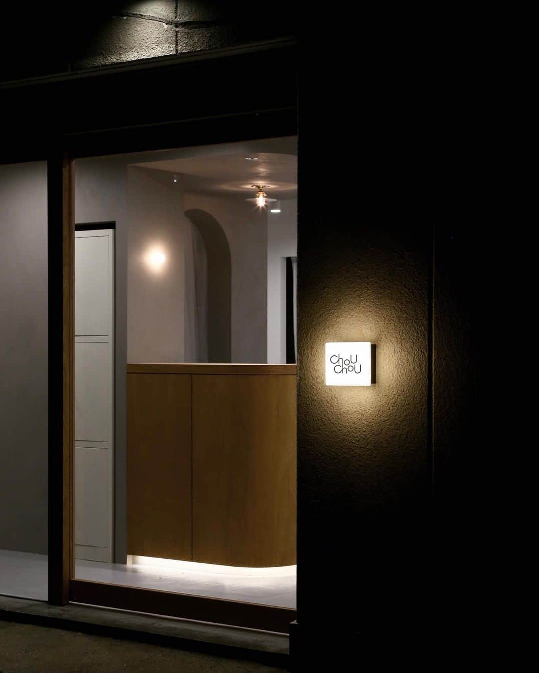 Tomohide Furuyaのインスタグラム：「" ChoUChoU " . . . works  interior design / logo design / shopcard design /  namecard design . client @chouchou_byyuki  . . 愛知県蟹江町にオープンしたヘアーサロン。 ChoUChoU 様の空間設計、ロゴやカード類の各デザインなど担当させて頂きました。 . 中央部にレセプションと準備エリアを配置して、窓からの自然光の入り方や動線に考慮し、デザイン構築をした設計です。 . . オーナーの堀田さんがゆったりと丁寧に施術を行うプライベートサロン。 . ぜひ足を運んでみて下さい。 . . . . 空間設計やデザインなどのお問い合わせはHPコンタクトフォームやDMにて承っております。 . #tasworksinc #interiordesign #interior #hairsalon #空間設計 #建築 #店舗デザイン #住宅デザイン #renovation #リノベーション #ヘアーサロン #美容室 #lighting #照明 #architect」