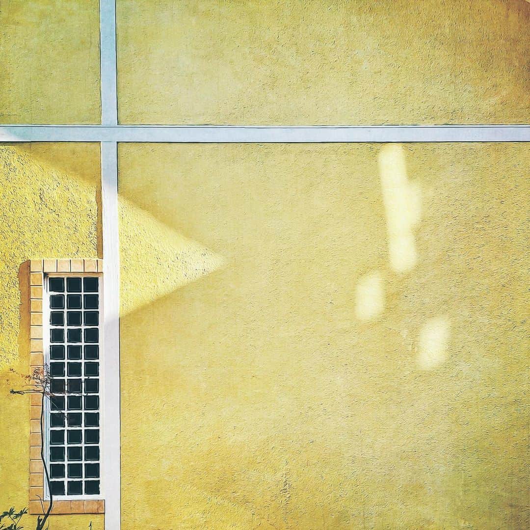 まめのインスタグラム：「. . 光と影が壁に描くナニカ それだけでただの住宅街も楽しくなったり… . エンターテイメントに楽しませてもらうのもいいけど すごくささやかな事でも自分で見つけた楽しさは 別格なんだよね。 . #ザ壁部 . #igersjp #indies_minimal #reco_ig #shotoniphone」