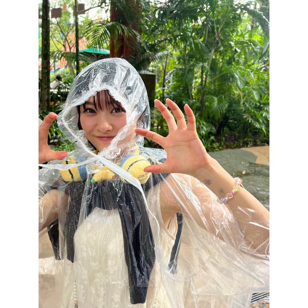 原田葵のインスタグラム：「カッパきて遊ぶのも悪くないね〜🎢🎡🎈  #雨女 かも #USS #ユニバ #ユニバーサルスタジオシンガポール」