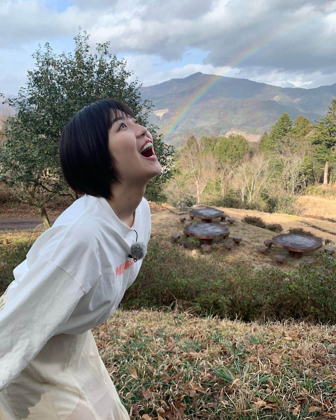 磯原杏華さんのインスタグラム写真 - (磯原杏華Instagram)「ロケで虹が出た瞬間に立ち会えたの🌈  山の上にいたから邪魔するものが 何もなくておっきな虹になってました 車の中で見つけた時はちゃんと アーチだったんだよー！！！ 凄いよね✨  ...私は見逃したんだけどね🤥 #ひなとりっぷ #宮崎女子旅 #ロケ」2月21日 21時30分 - isoharakyoka_box