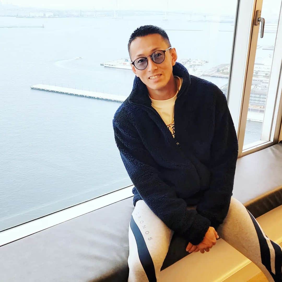 のインスタグラム：「気が付いたらSNSちょー放置じゃん 暖かい日が続いたから今日ちょー寒く感じたよ 冷えた身体お風呂で暖めたら ご飯行こー」