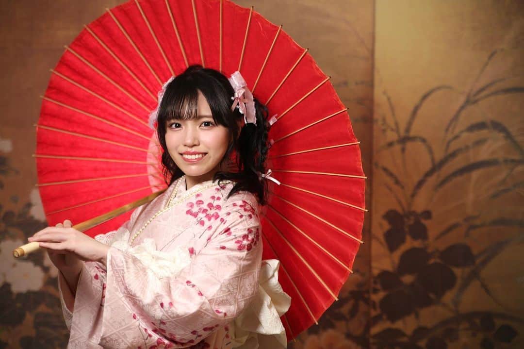 岩田陽菜のインスタグラム：「2月21日  今日で20歳の誕生日を迎えました！✨🥰  20年間愛情をたっくさんに育ててくれたパパ、ママには本当に感謝ですし、メンバー、関係者の皆様、お友達、そして応援してくれたファンの皆さんにも毎日、感謝の気持ちを込めて言葉を伝えていきたいです。  後撮りの写真、可愛いでしょ~🎀 20歳になっても可愛い自分でいたいのです！💗d(˙꒳​˙* )  大人になった私も、 これからも応援よろしくお願いします！！」