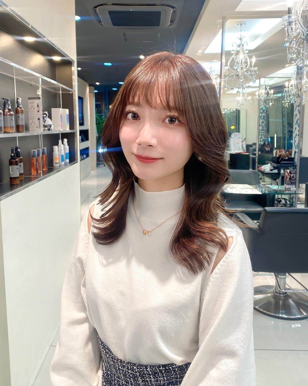 のインスタグラム：「こんばんは🌙  くびれヘア可愛い🌸  スタイリングしてもらう度に、 『ここは外巻きですか？』 『コテ32ミリ？？』 『オイルかバームかどっちの方がいいですか？？』 など、色々聞いています😂  なのに、自分でするとなんか違う(´･ｰ･̥`)  美容師さんって凄いなあといつも思います🥲  可愛くしていただけて本当に嬉しい🥺♡  #くびれヘア #くびれ巻き #韓国ヘア #ベージュブラウン」