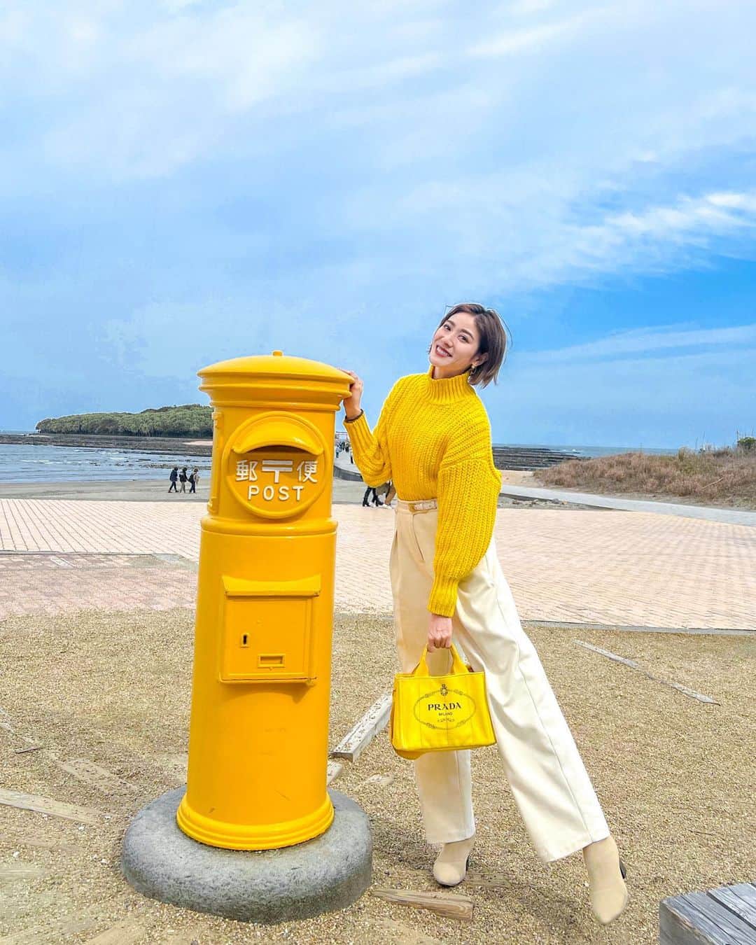 村山和実のインスタグラム：「. 📮ポストとペアルック💛  #幸せの黄色いポスト #青島 #パワースポット  #宮崎県青島 #aoshima」