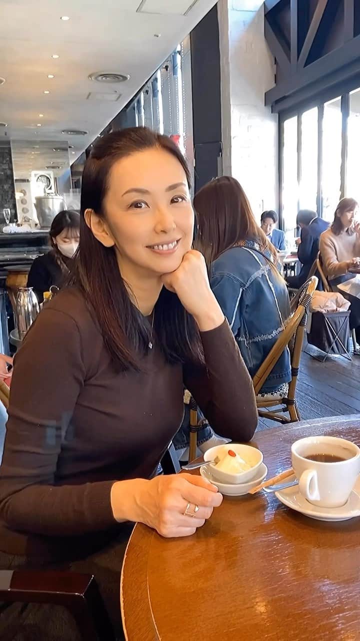 田村翔子のインスタグラム：「久しぶりに会う友人とランチ😊 フカヒレ麺や北京ダックをいただきながらおしゃべり。  #ランチ#北京料理#ライフスタイル#おしゃべり#田村翔子#lifestyle」